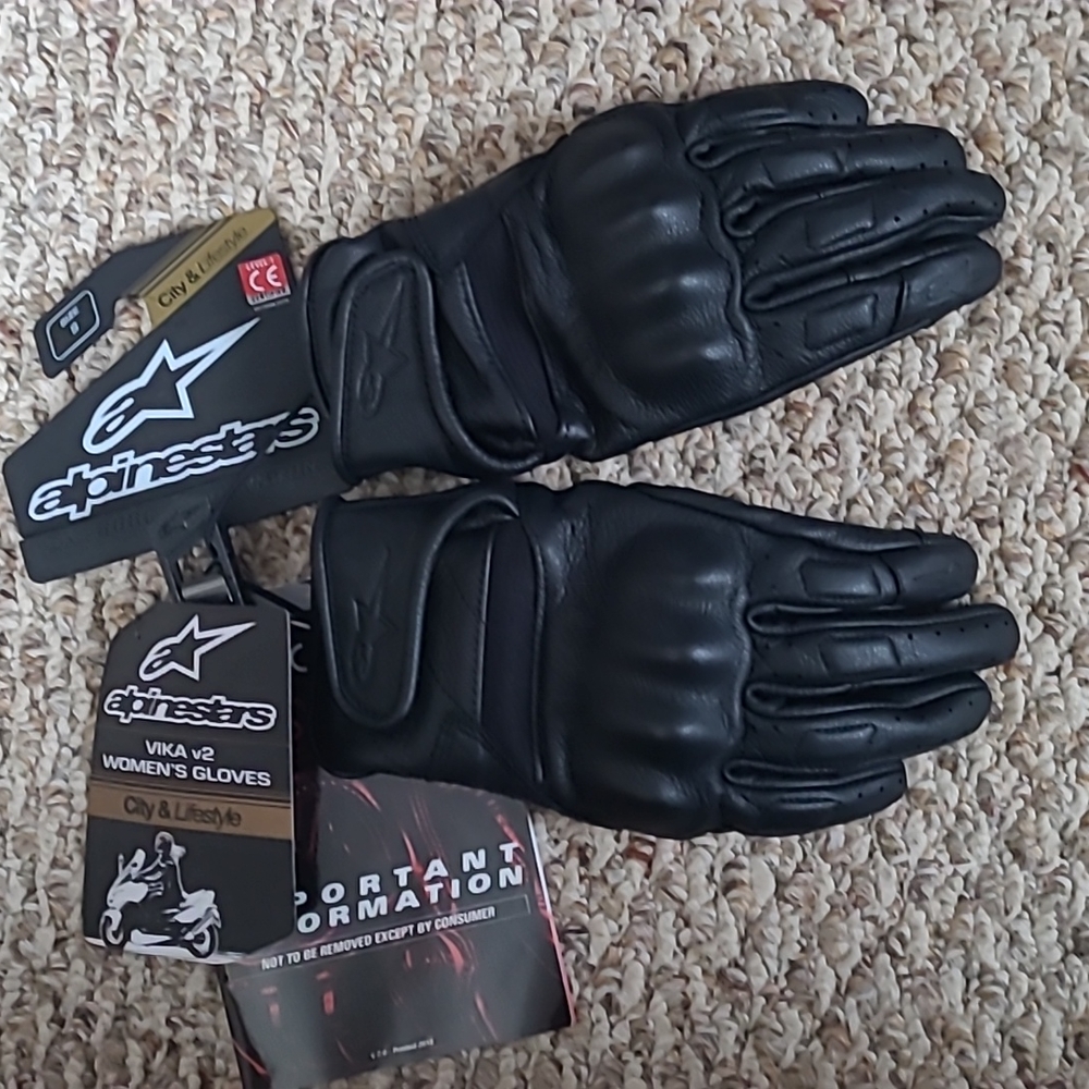 Riding gloves